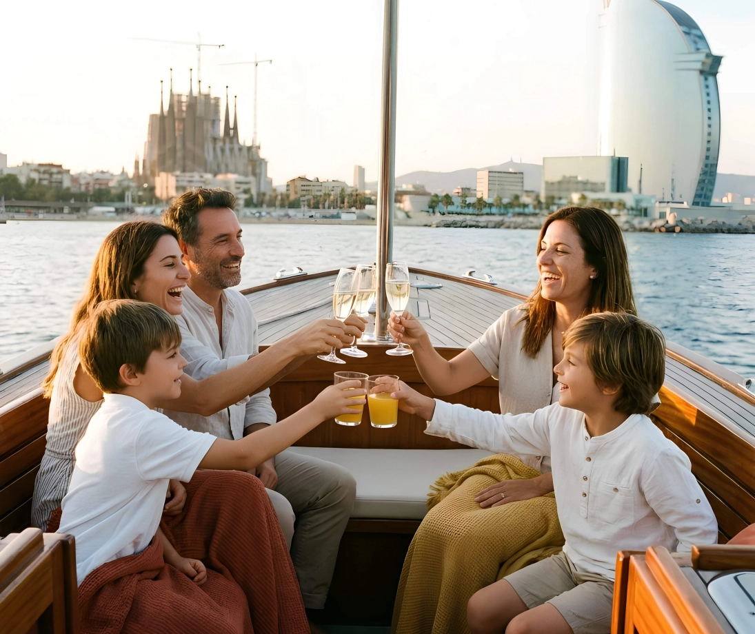 Gruppo di persone che si godono un’uscita in barca a vela di lusso navigando vicino alla città al tramonto