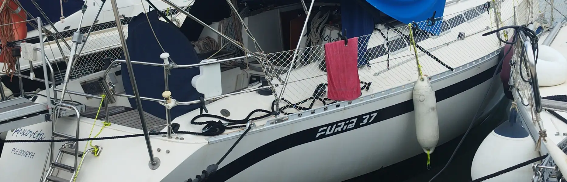 Segelyacht im Yachthafen vertäut, bereit für einen privaten Ganztages-Charter in Barcelona