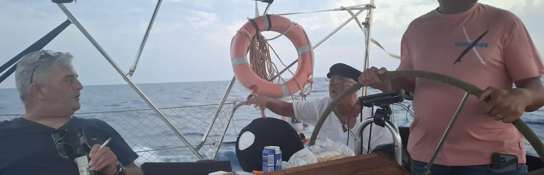 Groupe d’amis naviguant en voilier privé avec skipper professionnel au coucher du soleil sur la Méditerranée