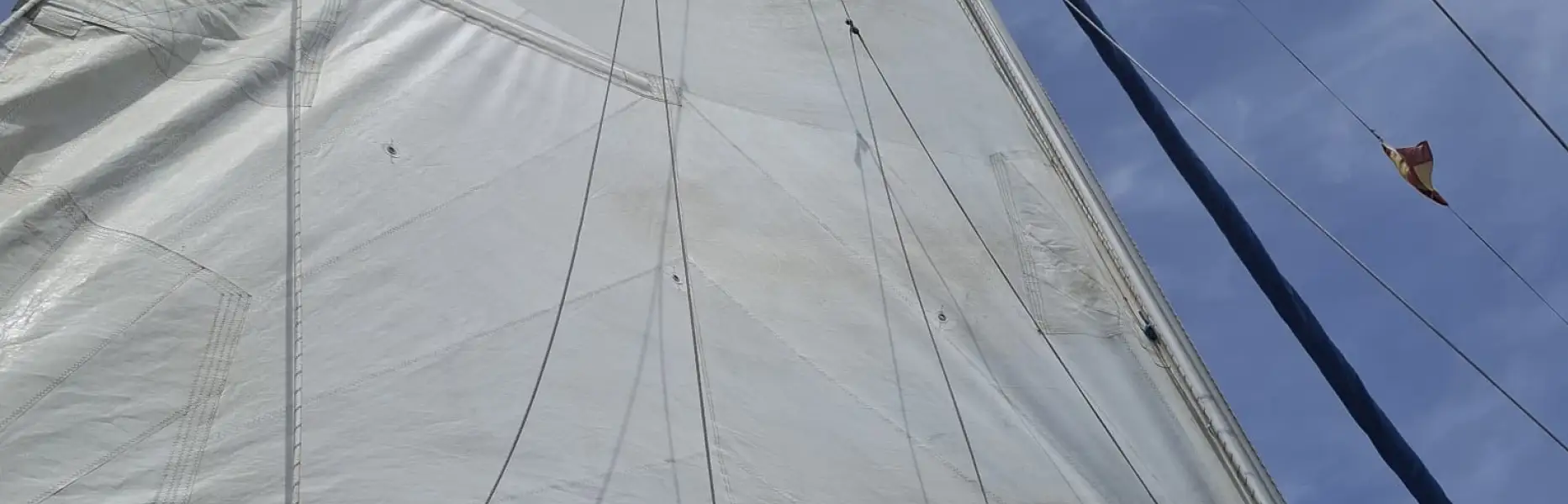 Vela major d’un veler navegant sota un cel blau a la Mediterrània