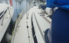 Vista de la coberta d’un veler amarrat al port esportiu envoltat d’altres vaixells