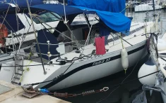 Veler amarrat en un port esportiu llest per a un xàrter privat d’un dia complet a Barcelona