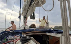Groupe profitant sur le pont d’un voilier privé naviguant au large de la côte de Barcelone