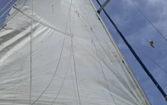 Vela major d’un veler navegant sota un cel blau a la Mediterrània