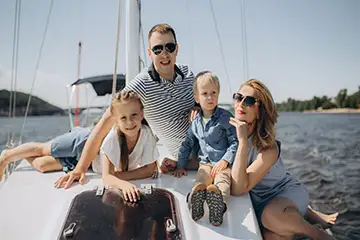 Famille profitant d'une balade en voilier