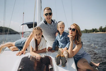 Famiglia che si gode una gita in barca a vela