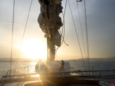 Bootsfahrt bei Sonnenuntergang in Barcelona mit All-you-can-drink