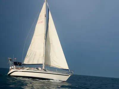 Velero de charter navegando en mar tranquilo Velero de charter navegando en mar tranquilo